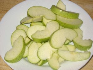 Яблоки для пирога нарезать на дольки